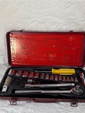 Vintage K-Mart Socket Wrench Set SAE 20 Piece Set Red Metal Case 3”+6” Extension